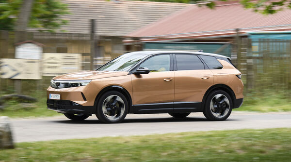 Opel Grandland, großes SUV, fahrend