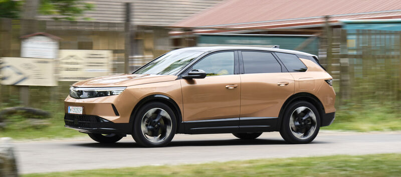 Opel Grandland, großes SUV, fahrend