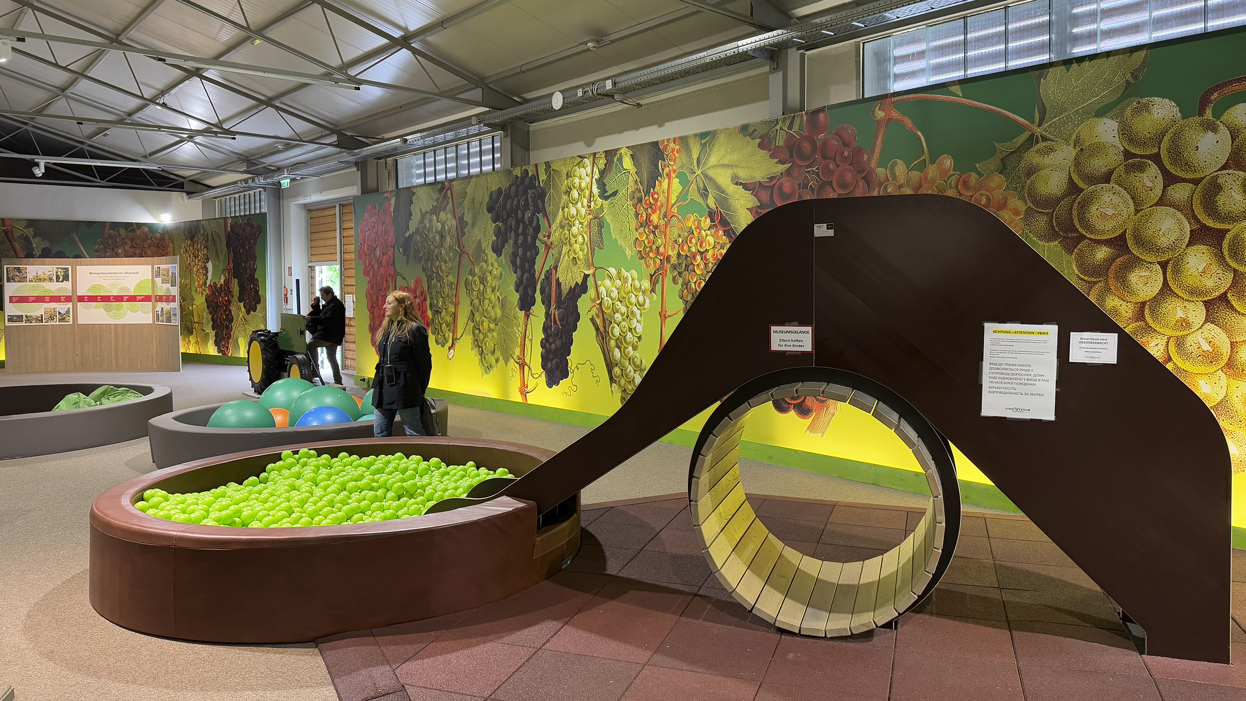 Spiel-Area im Museum mit Bällebad und Rutsche.
