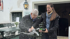 Redakteurin Conny beim Sabrieren mit Senior-Chef.