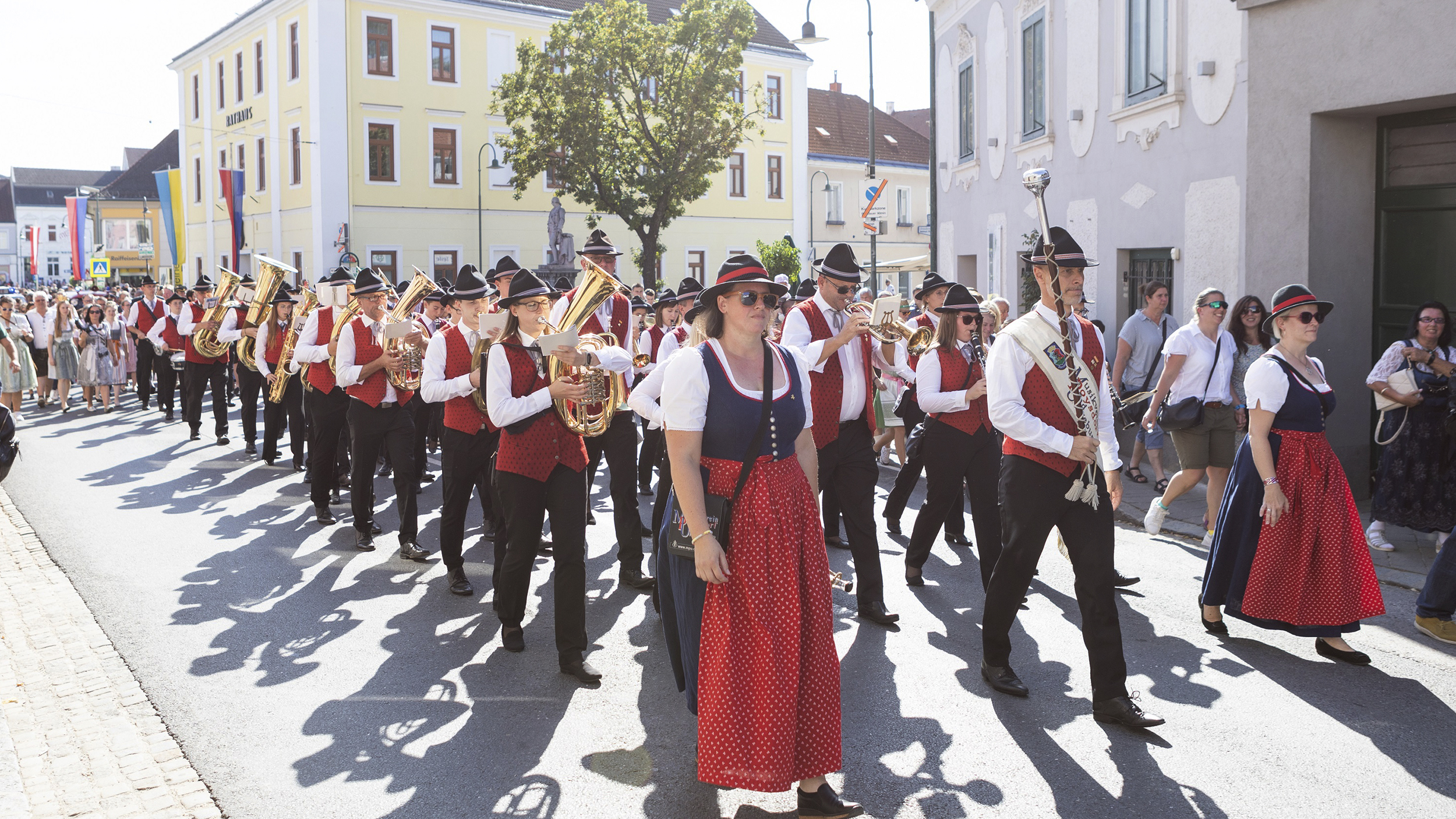 Blasmusikkapelle zieht durch die Stadt.