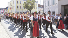 Blasmusikkapelle zieht durch die Stadt.