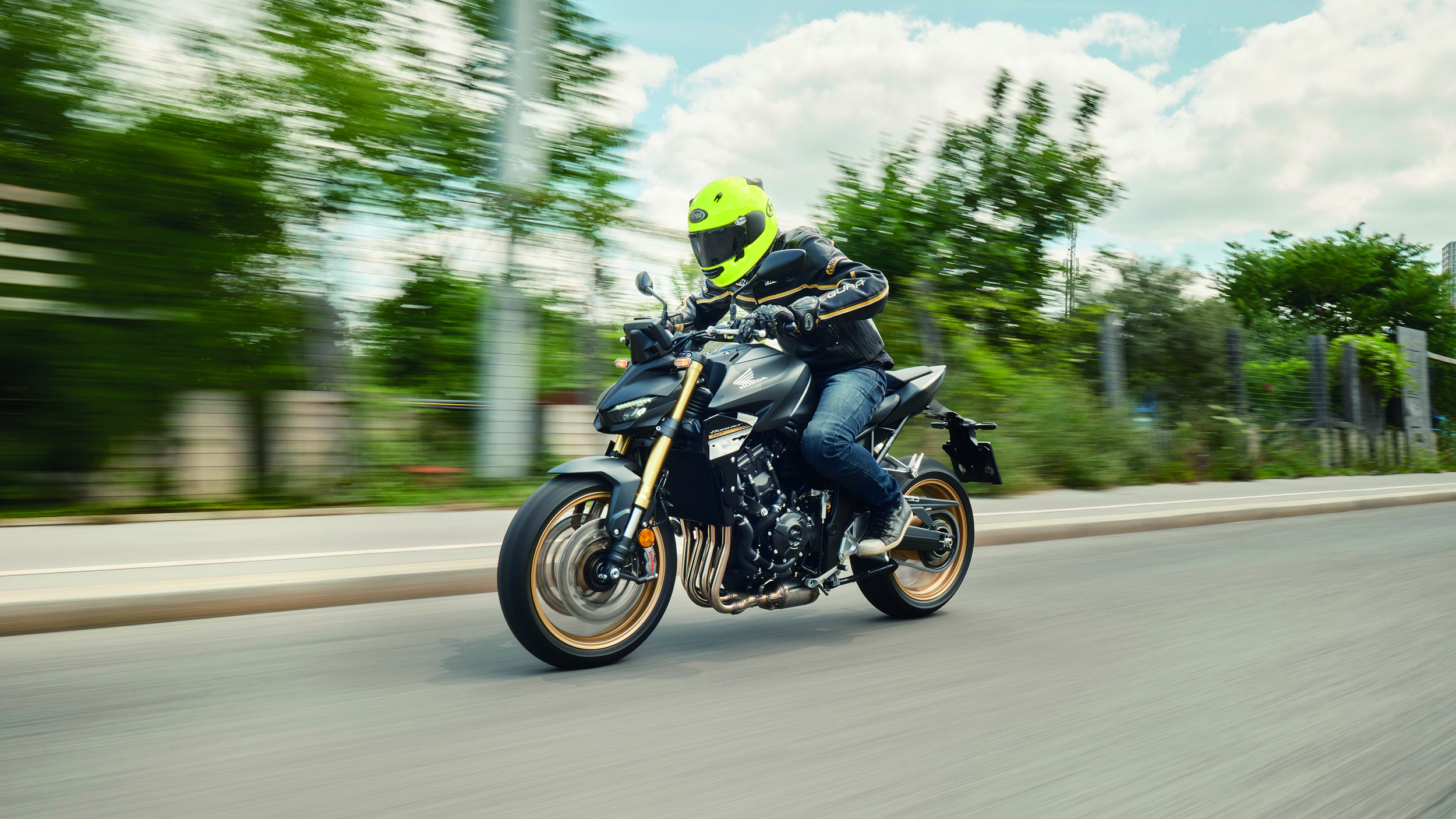 Ein Mann fährt eine Honda CB1000 Hornet