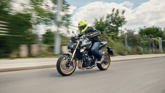 Ein Mann fährt eine Honda CB1000 Hornet