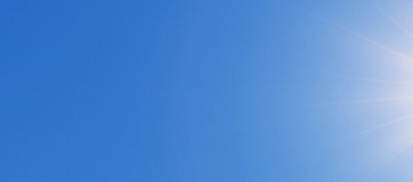 Auf dem Bild sieht man eine strahlende Sonne auf blauem Himmel.