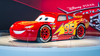 Lebensgroßes Modell von Lightning McQueen auf einer Messe