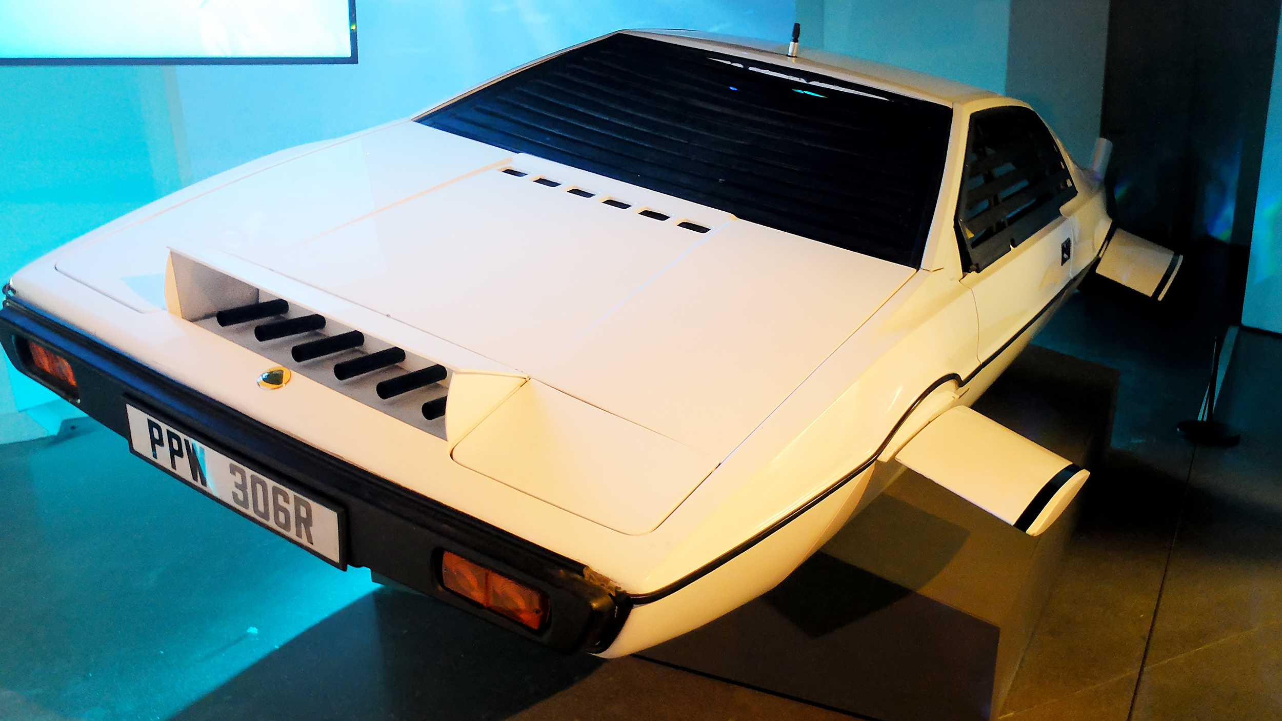 Ein weißer Lotus Esprit mit Flügeln statt Rädern