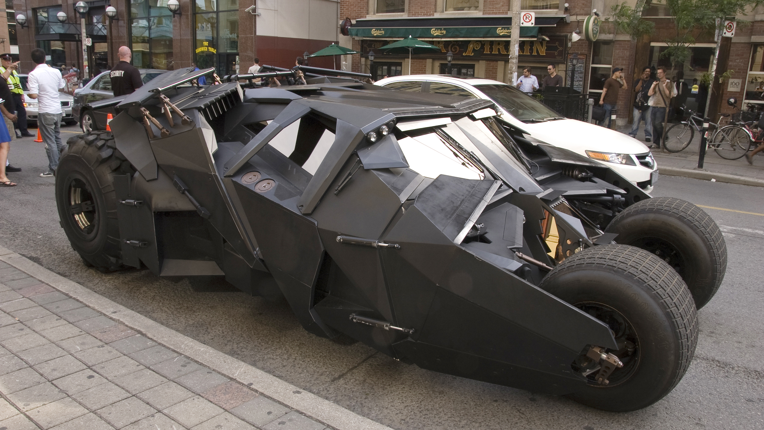 Ein modernes Batmobil steht auf der Straße