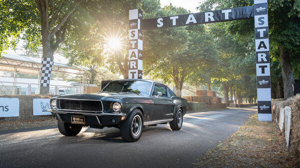 Ein dunkelgrüner Ford Mustang auf einer Rennstrecke