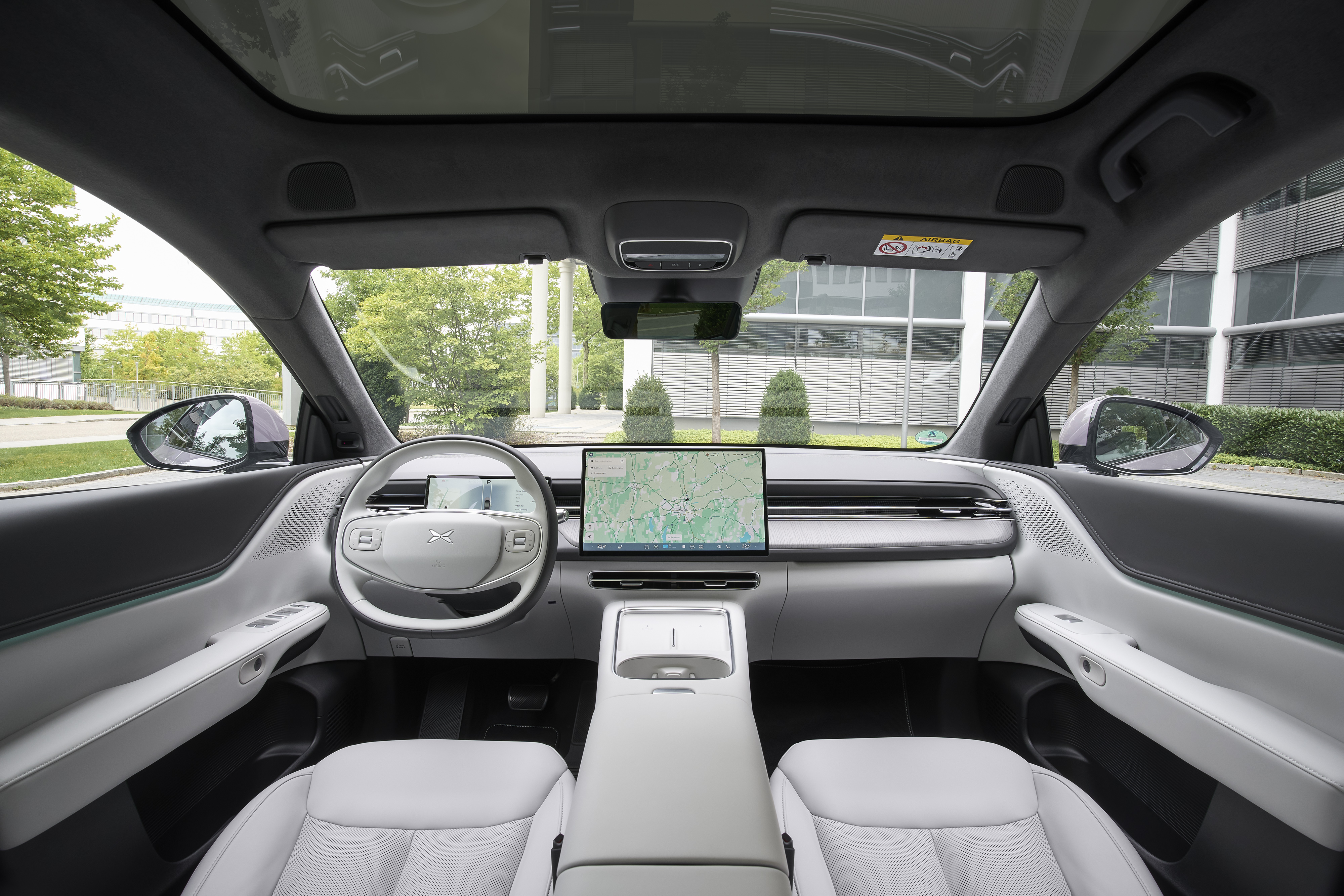 Ein Autocockpit mit weißem Interieur