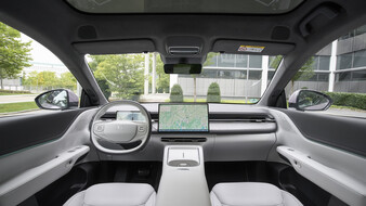 Ein Autocockpit mit weißem Interieur