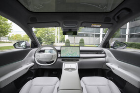 Ein Autocockpit mit weißem Interieur
