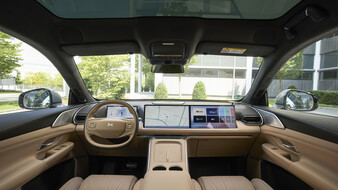 Das Cockpit eines Autos mit hellbrauner Lederausstattung