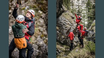 Das Bild zeigt zwei Fotos von der Übung der Bergrettung. Im ersten Bild wird eine Person mit einem Tau geborgen. Am zweiten Bild gehen vier Bergretter an einem Felsen entlang.