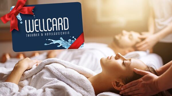 Auf dem Foto ist ein liegendes Pärchen im Bademantel zu sehen, das gerade eine Kopfmassage erhält. In linken oberen Eck ist zudem eine WellCard mit roer Masche zu sehen. Die WellCard ist ein Themen- und Hotelgutschein.