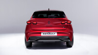 Das Heck eines roten Renault Clio in einem weißen Raum