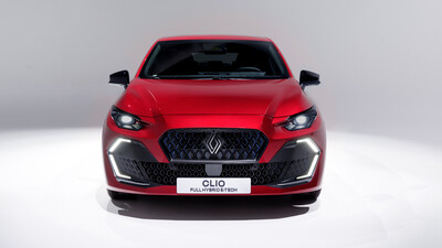 Ein roter Renault Clio in einem weißen Raum von vorn