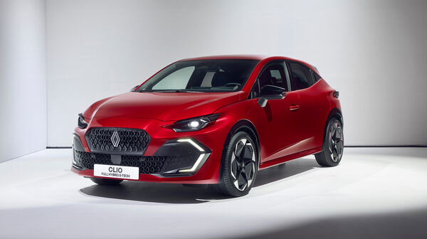 Ein roter Renault Clio in einem weißen Raum von schräg vorn