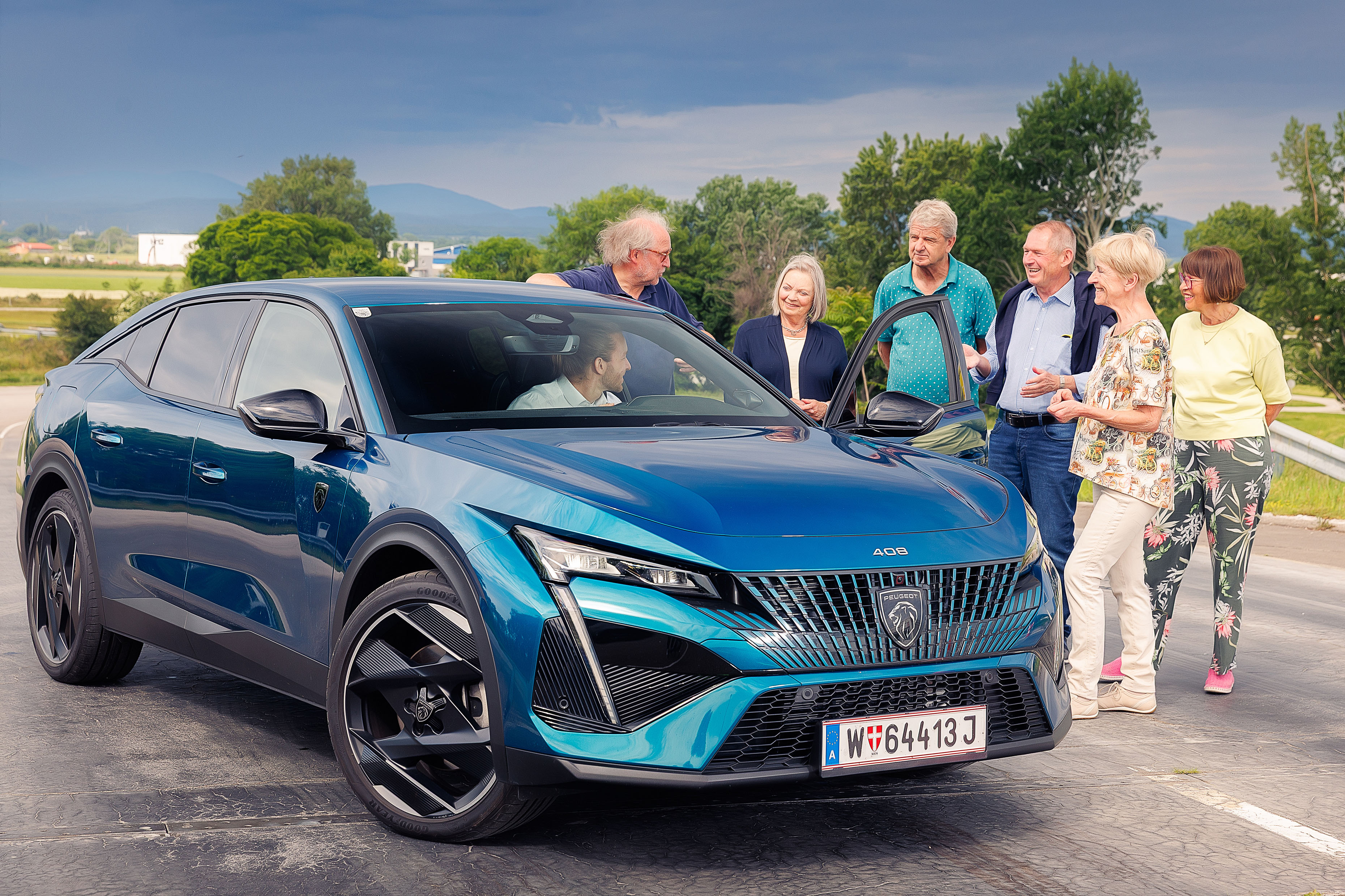 Ein Instruktor des ÖAMTC erklärt im Auto sitzendend diversen Senior:innen die richtige Sitzposition im Auto
