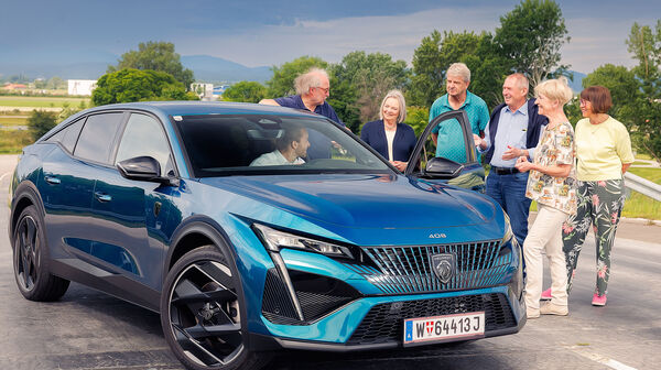 Ein Instruktor des ÖAMTC erklärt im Auto sitzendend diversen Senior:innen die richtige Sitzposition im Auto