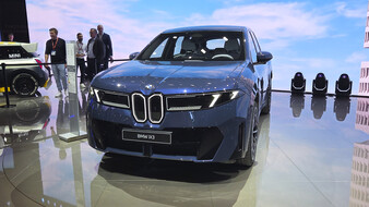 Blauer BMW iX3 auf der IAA in München