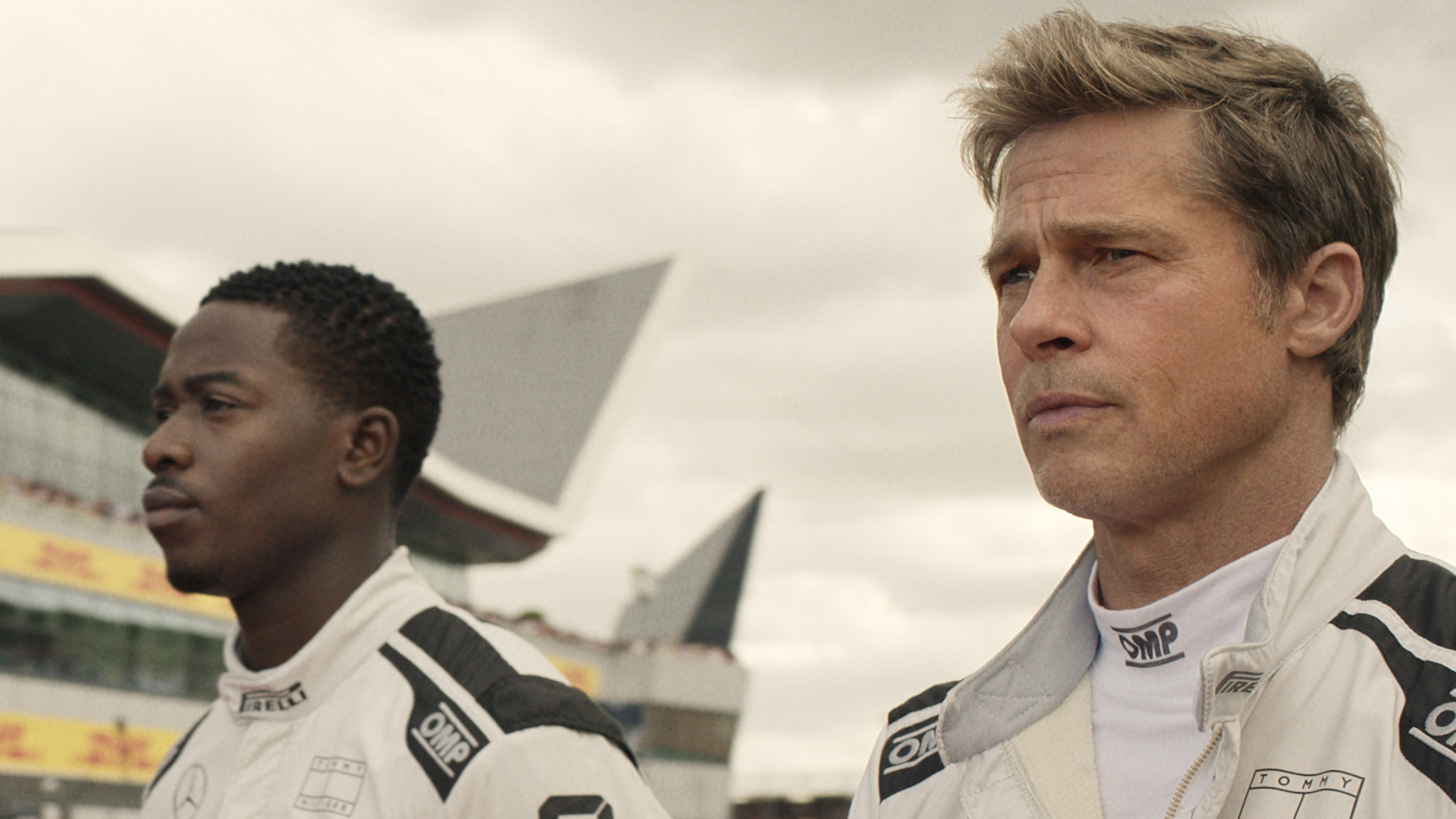 Die Schauspieler Brad Pitt und Damson Idris in Rennanzügen