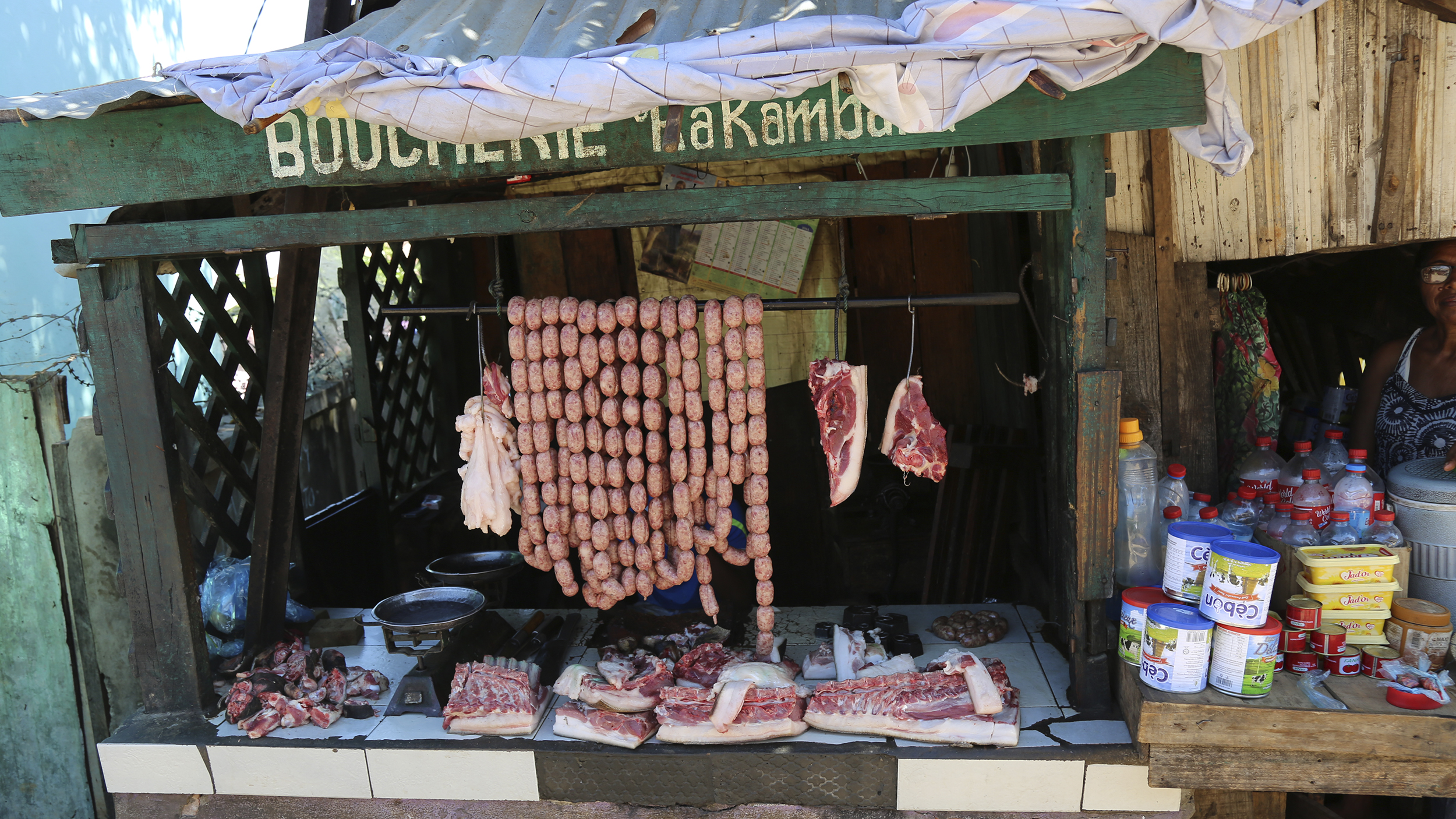 Fleisch hängt am Markt.