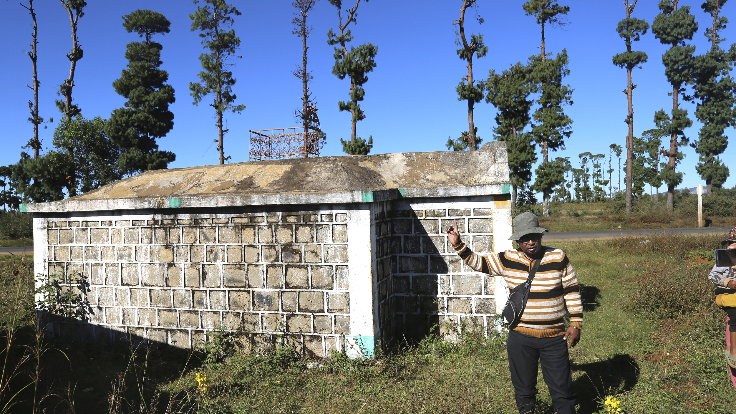 Der Guide vor einem Steingrab.