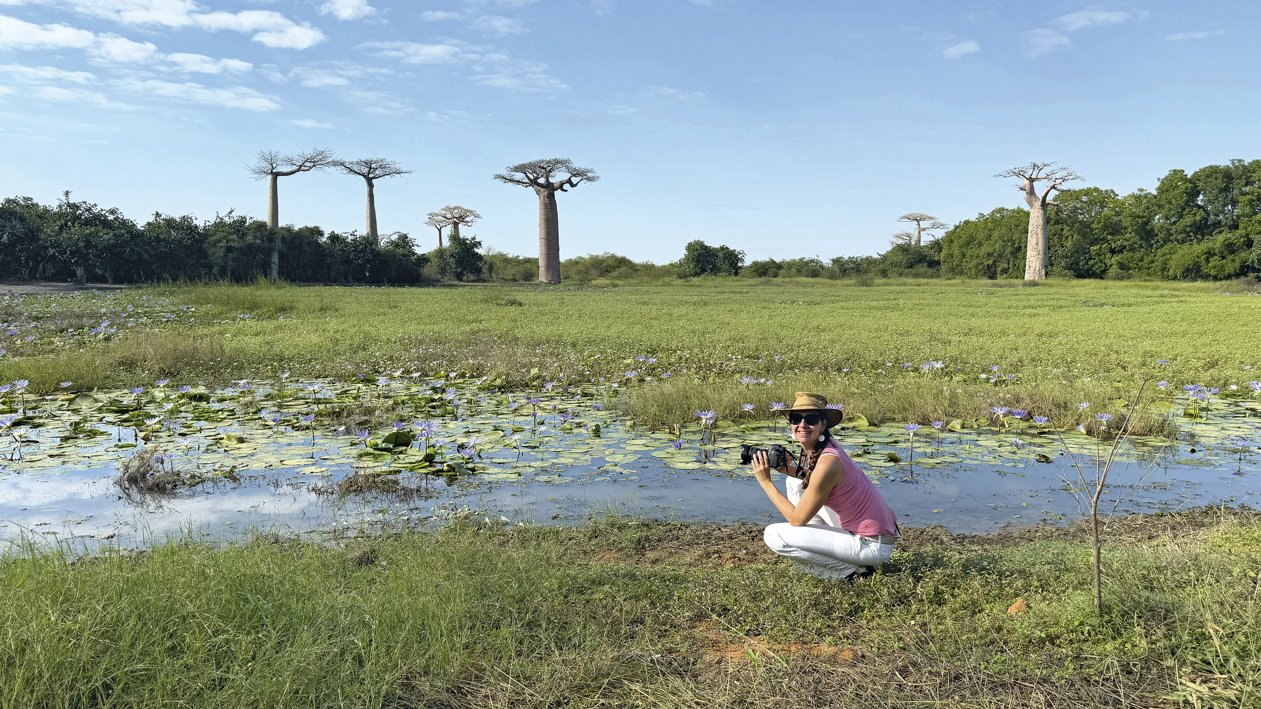 Redakteurin in der Baobab-Allee am Teich.