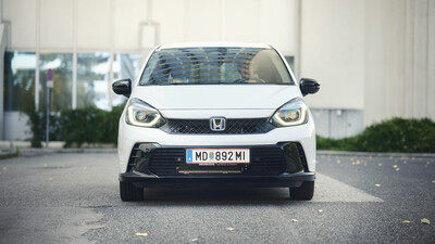 Ein weißer Honda Jazz steht vor einem Haus