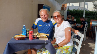 Ein älteres Ehepaar beim Frühstück auf einer Hotelterrasse.