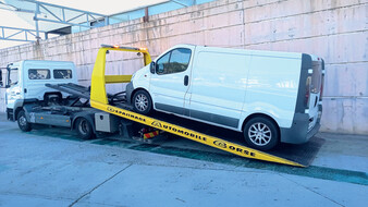 Ein Camping-Kastenwagen auf der Ladefläche eines Abschleppautos.