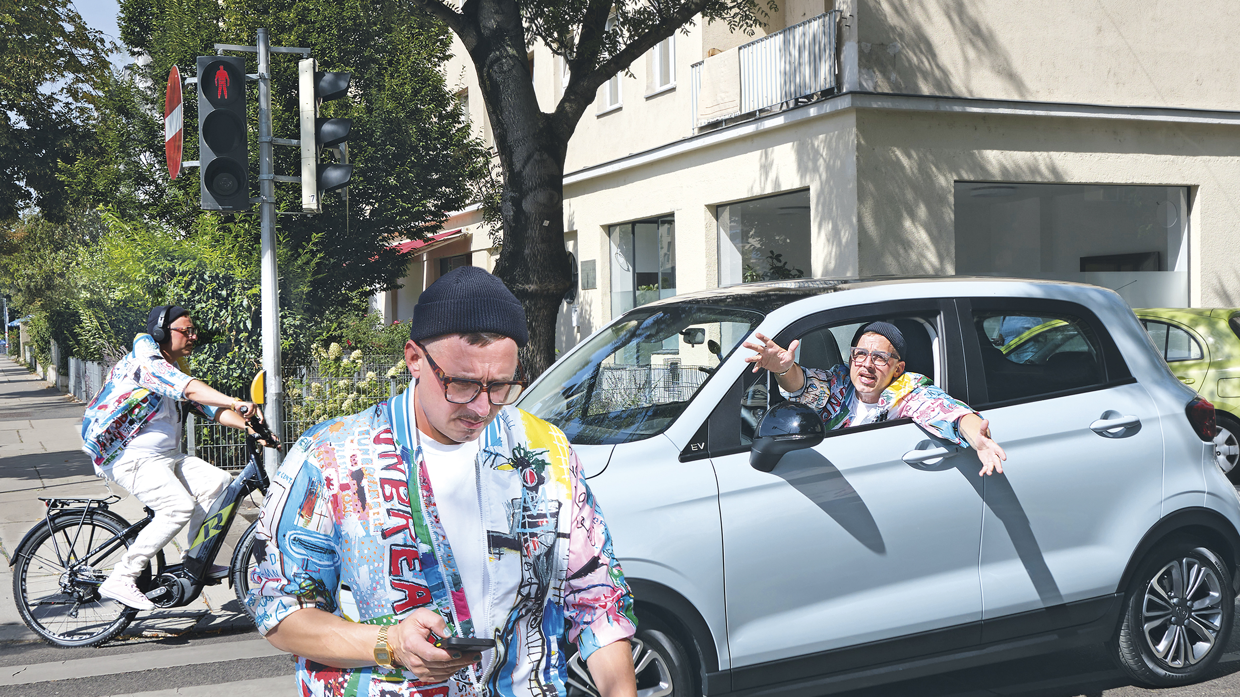3 mal ist der gleiche Mann in unterschiedlichen Rollen zu sehen: Als Radfahrer, Fußgänger und Autofahrer.