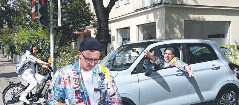 3 mal ist der gleiche Mann in unterschiedlichen Rollen zu sehen: Als Radfahrer, Fußgänger und Autofahrer.