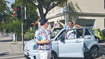 3 mal ist der gleiche Mann in unterschiedlichen Rollen zu sehen: Als Radfahrer, Fußgänger und Autofahrer. Er regt sich über sein anderes selbst in der anderen Rolle auf.