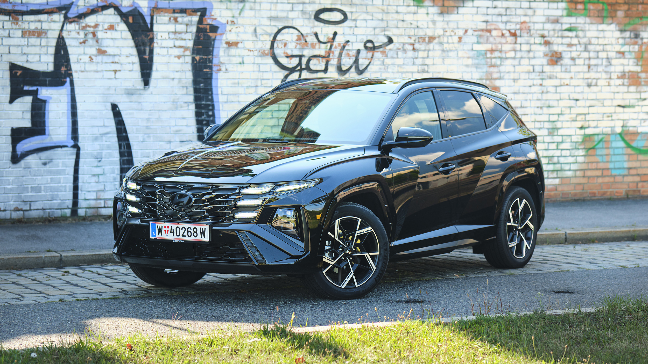 Hyundai Tucson schwarz schräg vorne