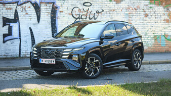 Hyundai Tucson schwarz schräg vorne