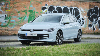VW Golf weiß stehend schräg vorne