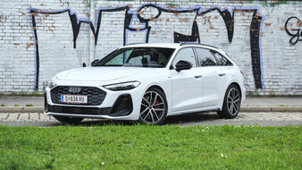 Audi A6 Avant weiß stehend schräg vorne