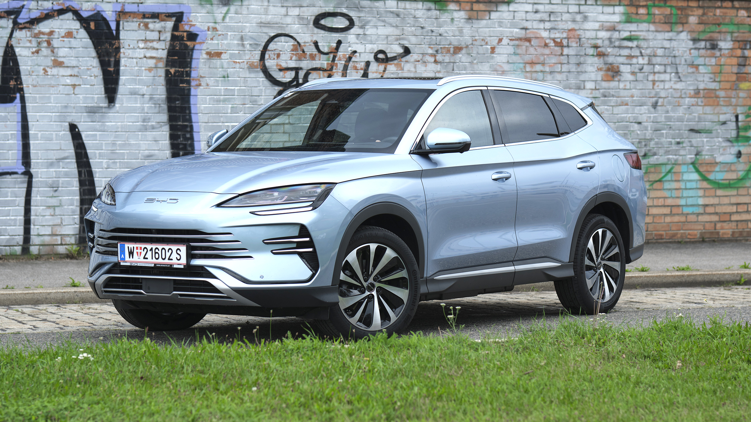 BYD Seal U DMi stehend schräg vorne