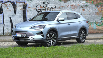 BYD Seal U DMi stehend schräg vorne