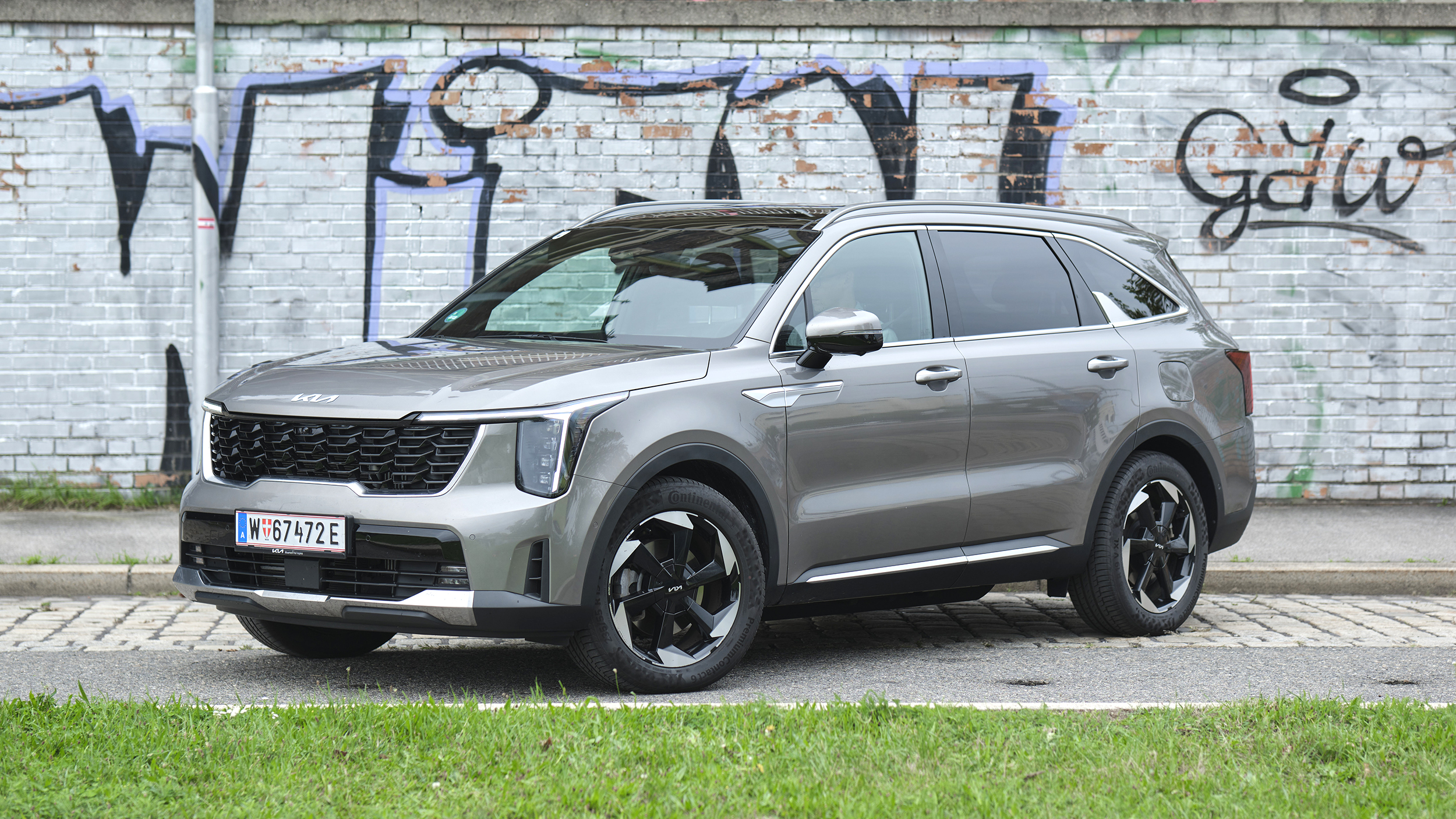 Kia Sorento grau stehend schräg vorne