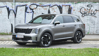 Kia Sorento grau stehend schräg vorne