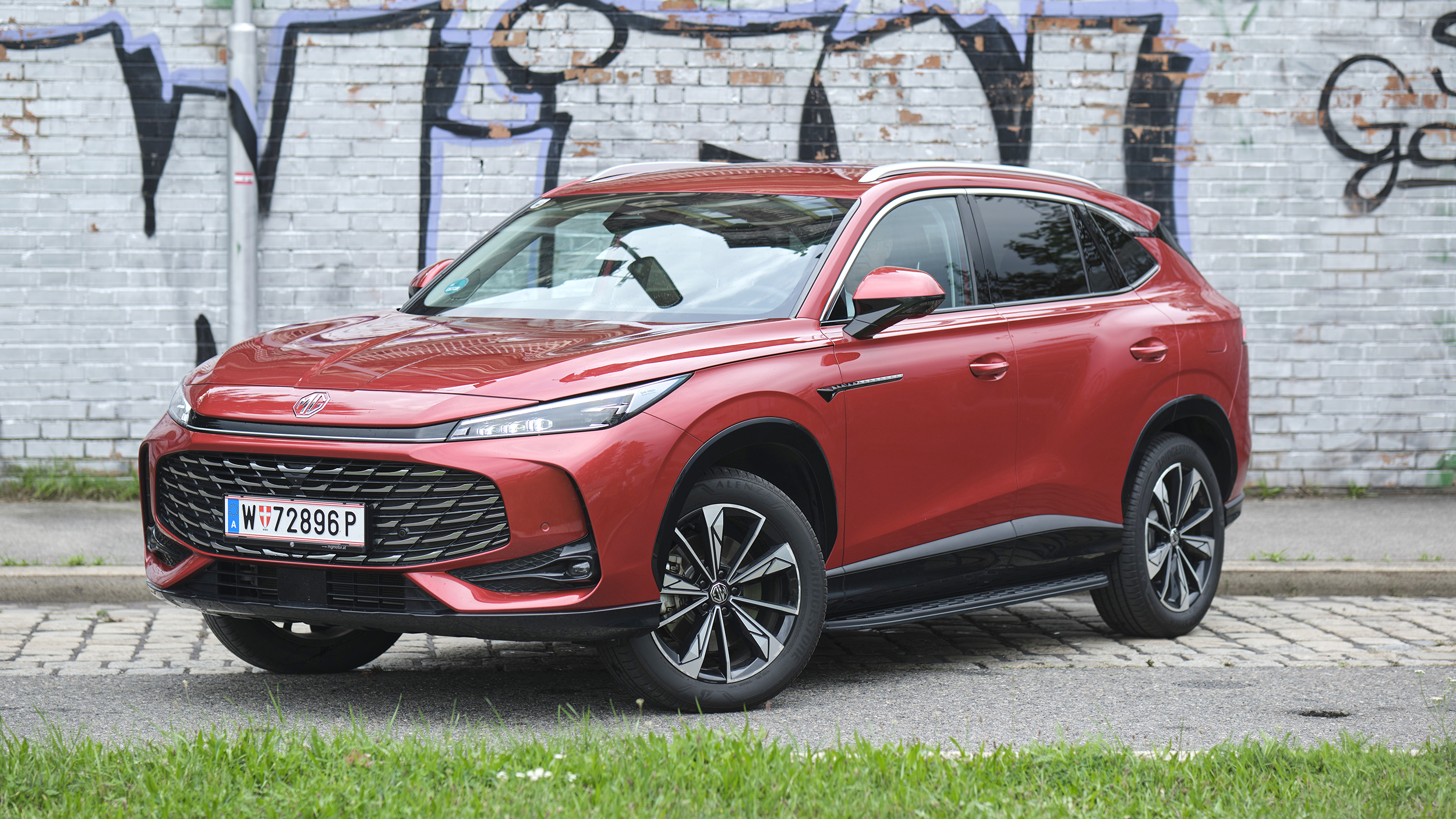 MG HS+ rot stehend schräg vorne