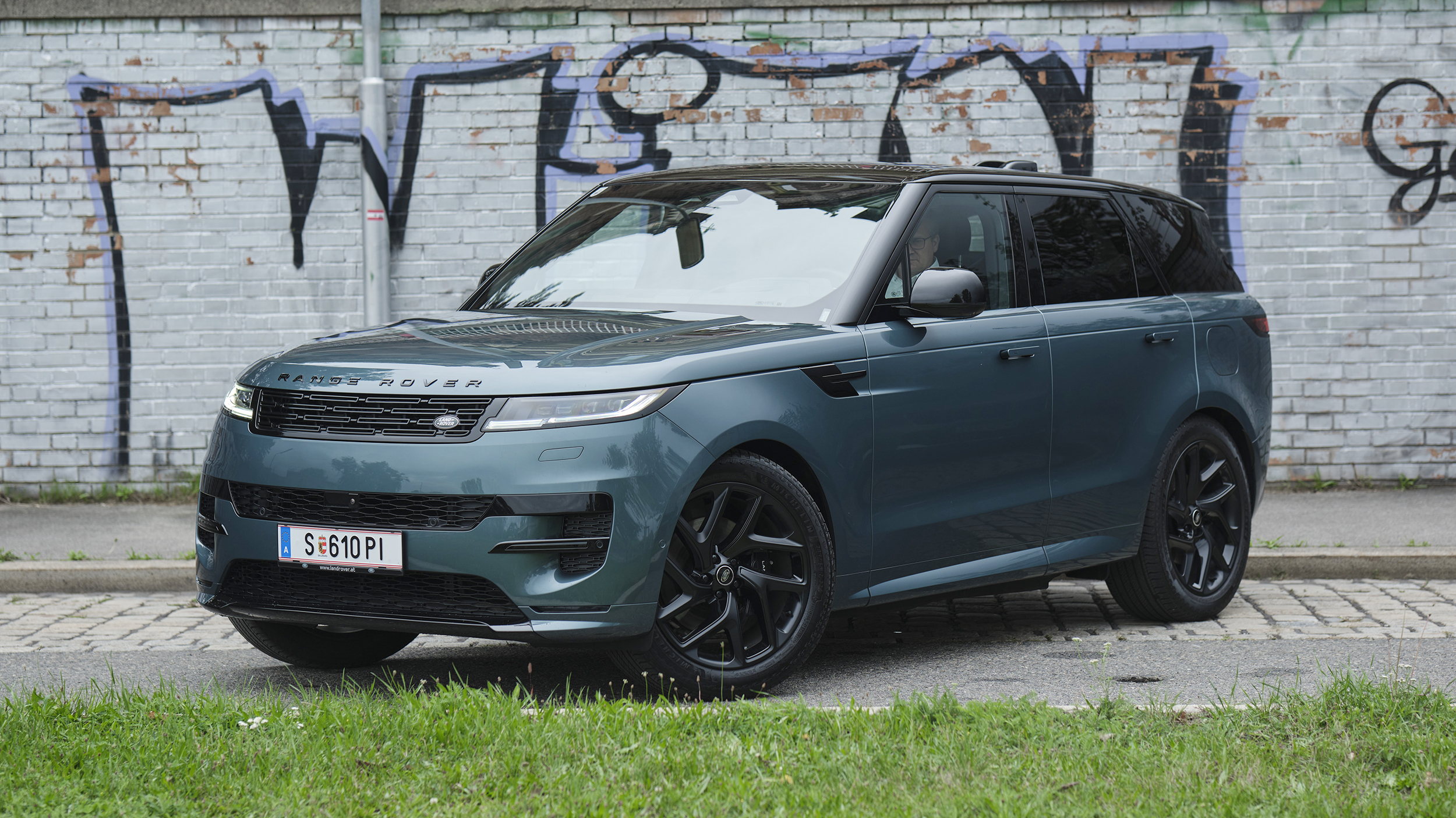 Range Rover Sport grün stehend schräg vorne