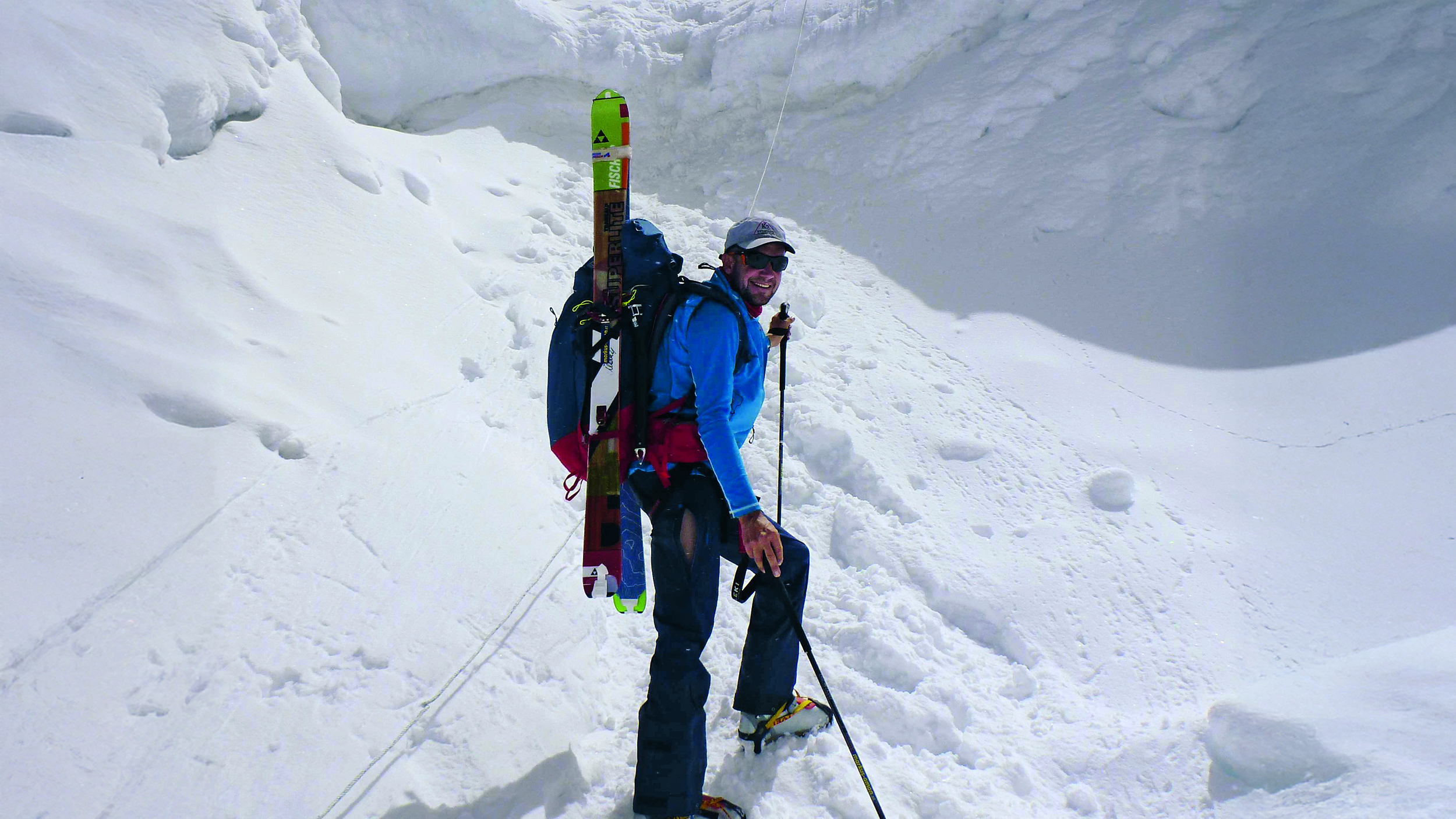 Flugretter Markus Amon bei seiner Freizeitbeschäftigung als Bergsteiger in schneebedeckten Bergen.
