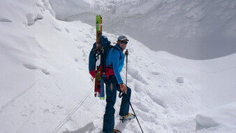Flugretter Markus Amon bei seiner Freizeitbeschäftigung als Bergsteiger in schneebedeckten Bergen.