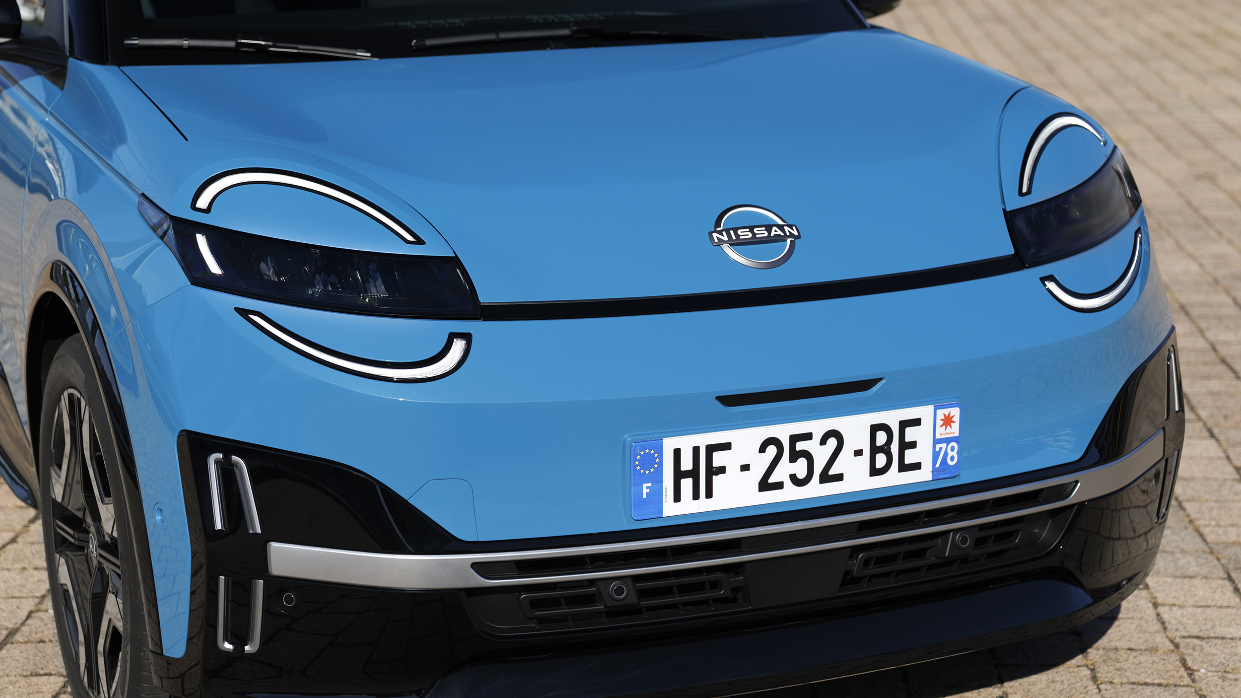 Die Front eines blauen Elektro-Kleinwagens.