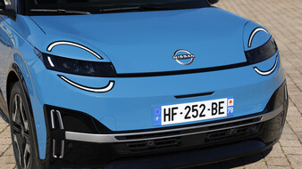 Die Front eines blauen Elektro-Kleinwagens.