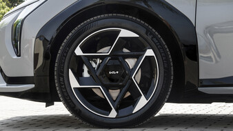 Schwarz-silberne Felgen eines grauen Autos der Marke Kia.